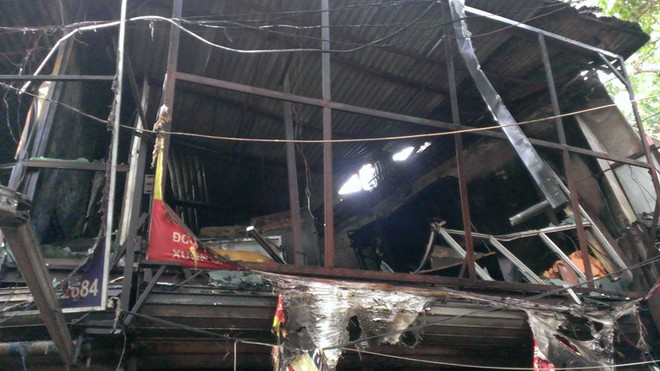 [Photo] Cháy cửa hàng khung nhôm thép trên đường Đê La Thành ảnh 5