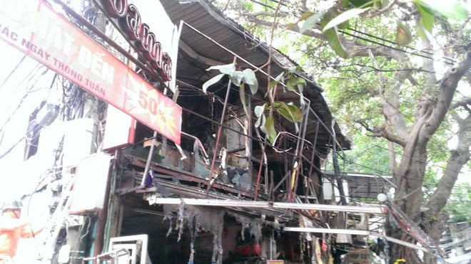 [Photo] Cháy cửa hàng khung nhôm thép trên đường Đê La Thành ảnh 2