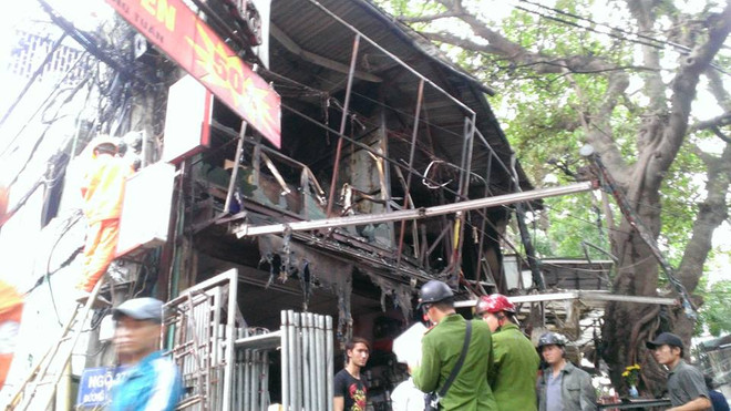 [Photo] Cháy cửa hàng khung nhôm thép trên đường Đê La Thành ảnh 4