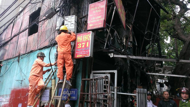 [Photo] Cháy cửa hàng khung nhôm thép trên đường Đê La Thành ảnh 3