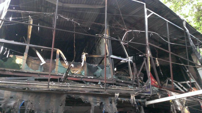 [Photo] Cháy cửa hàng khung nhôm thép trên đường Đê La Thành ảnh 1