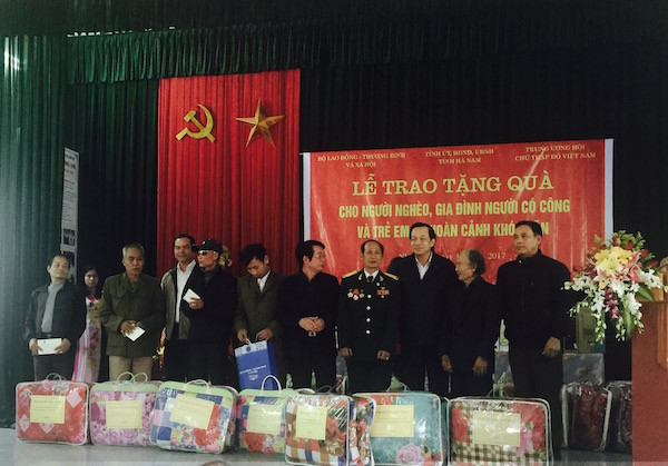 Trao 240 phần quà cho các đối tượng chính sách xã hội tại Hà Nam ảnh 1