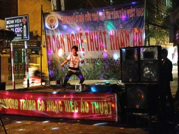 Biểu diễn nghệ thuật đường phố khoác áo từ thiện ảnh 1