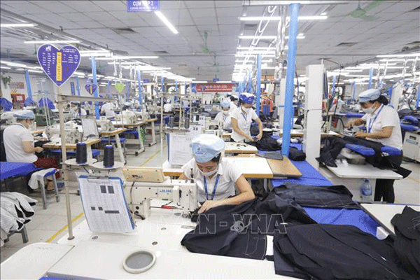 Nhiều doanh nghiệp ở Bắc Giang được vay vốn trả lương phục hồi sản xuất hoạt động trở lại. (Ảnh: TTXVN) Vay vốn trả lương, phục hồi sản xuất: Cần gỡ bỏ rào cản lớn nhất ảnh 1
