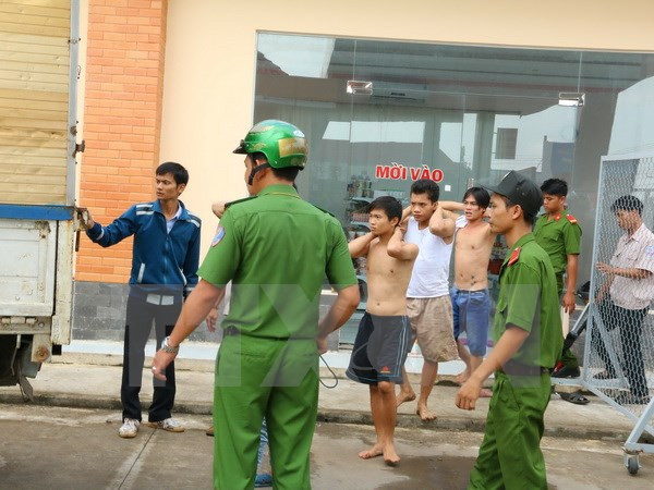 Các đối tượng nghiện ma túy bỏ trốn bị lực lượng chức năng Đồng Nai đưa trở lại cơ sở điều trị. (Ảnh: Sỹ Tuyên/TTXVN) Cai nghiện ma túy bắt buộc tại trung tâm là biện pháp cuối cùng ảnh 1