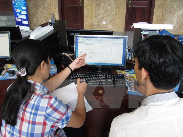 Doanh nghiệp tìm hiểu giao dịch bảo hiểm xã hội điện tử. (Ảnh minh họa: Phương Vy/TTXVN) Thành phố Hồ Chí Minh có gần 50.000 doanh nghiệp nợ bảo hiểm ảnh 1