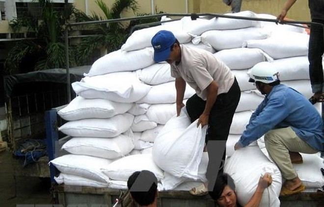 Vận chuyển gạo cứu trợ cho người dân. (Ảnh minh họa: Thái Sơn/TTXVN) Đề nghị hỗ trợ 9.877 tấn gạo cứu đói cho 7 tỉnh dịp Tết và giáp hạt ảnh 1