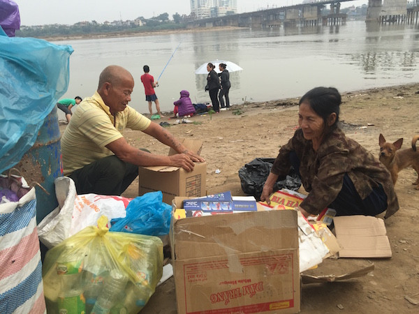 Bài 3: Vợ chồng nghèo bên sông Hồng “nhặt yêu thương" cho Tết ảnh 1