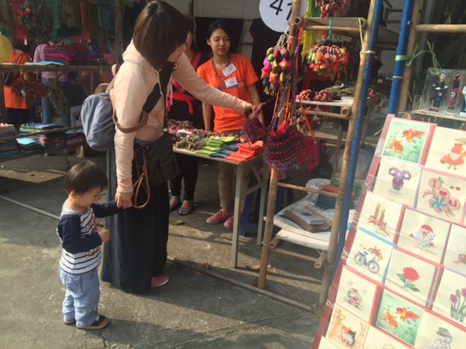 [Photo] "Chợ" các sản phẩm thủ công truyền thống giữa thủ đô Hà Nội ảnh 4