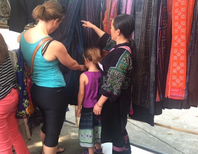 [Photo] "Chợ" các sản phẩm thủ công truyền thống giữa thủ đô Hà Nội ảnh 3