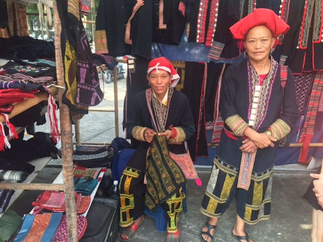 [Photo] "Chợ" các sản phẩm thủ công truyền thống giữa thủ đô Hà Nội ảnh 1