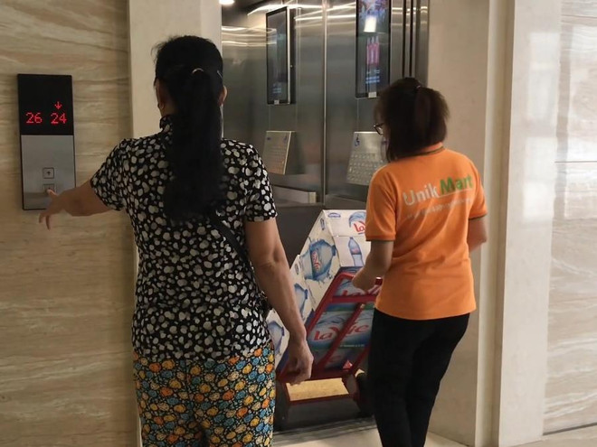 Nhiều hộ dân mua nước lọc đóng chai với số lượng lớn. (Ảnh: Lê Hương/Vietnam+) Siêu thị giảm giá, bán nước không lợi nhuận giữa 'cơn sốt' nước sạch ảnh 2