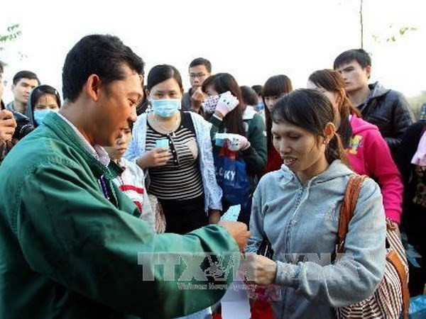 Tặng vé xe cho công nhân về quê ăn tết. (Ảnh minh họa: TTXVN) Danh nghiệp phải thông báo kế hoạch thưởng Tết cho người lao động ảnh 1