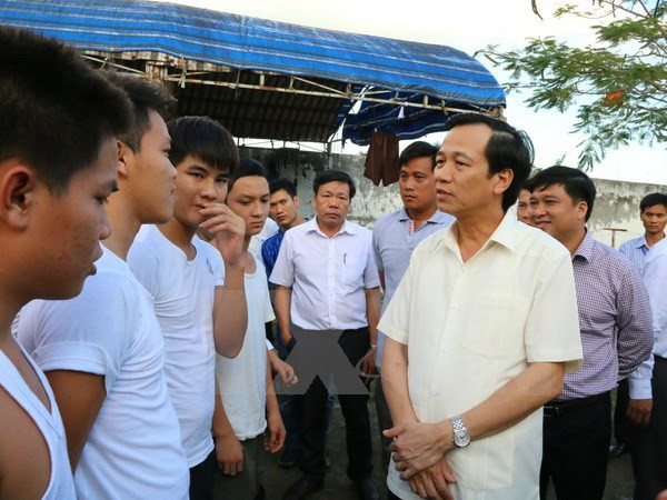 Bộ trưởng Bộ Lao động Thương binh và Xã hội Đào Ngọc Dung với học viên cai nghiện tại Cơ sở điều trị cai nghiện ma túy Đồng Nai. (Ảnh: Sỹ Tuyên/TTXVN) 10 sự kiện nổi bật ngành lao động-thương binh và xã hội năm 2016 ảnh 3