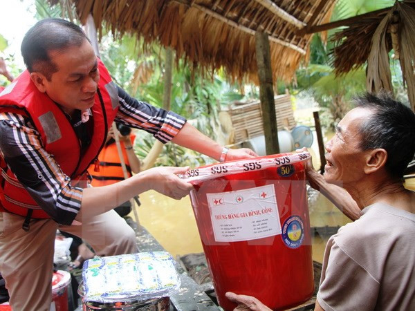 Trao quà hỗ trợ gia đình ông Dương Kim Danh, thôn Trung Thượng, xã Phương Mỹ, huyện Hương Khê, Hà Tĩnh. (Ảnh: Hoàng Ngà/TTXVN) 10 sự kiện nổi bật ngành lao động-thương binh và xã hội năm 2016 ảnh 9