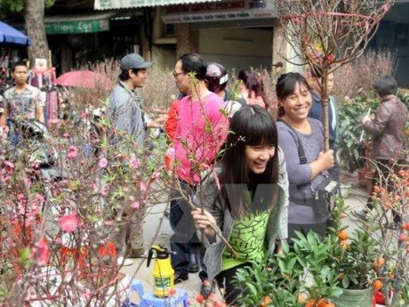 (Ảnh minh họa: TTXVN) Hà Nội: Thưởng Tết chỉ tăng 2%, mức cao nhất là 205 triệu đồng ảnh 1