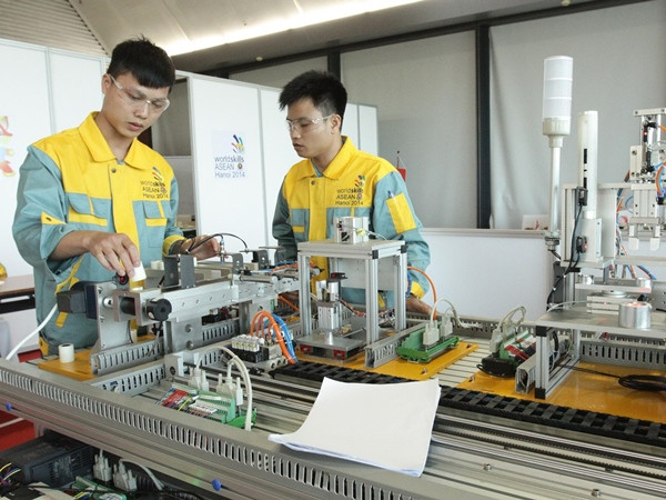 Thí sinh Việt Nam tham dự Kỳ thi Tay nghề ASEAN. (Ảnh: Anh Tuấn/TTXVN) Việt Nam sẽ tham gia dự thi 24 nghề tại Kỳ thi Tay nghề thế giới ảnh 1