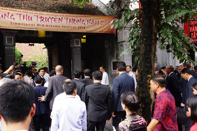 Tổng thống Pháp Hollande ghé thăm quán Càphê Cộng trên phố Mã Mây ảnh 15