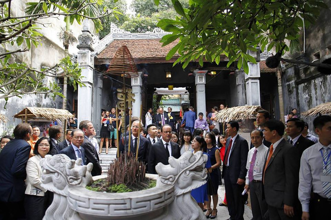 Tổng thống Pháp Hollande ghé thăm quán Càphê Cộng trên phố Mã Mây ảnh 3