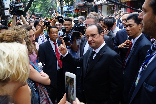 Tổng thống Pháp Hollande ghé thăm quán Càphê Cộng trên phố Mã Mây ảnh 20