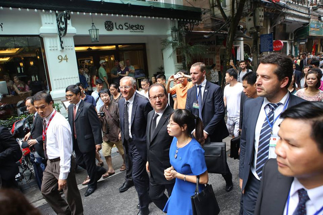 [Video] Tổng thống Pháp Hollande dạo bước trên con phố Mã Mây ảnh 1