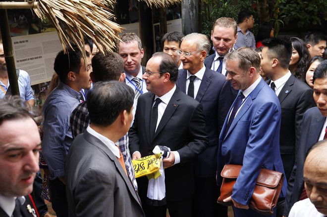 Tổng thống Pháp Hollande ghé thăm quán Càphê Cộng trên phố Mã Mây ảnh 1