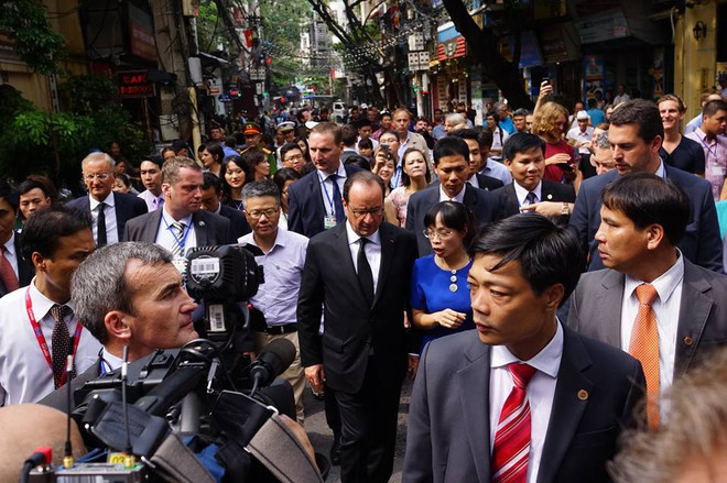 Tổng thống Pháp Hollande ghé thăm quán Càphê Cộng trên phố Mã Mây ảnh 18