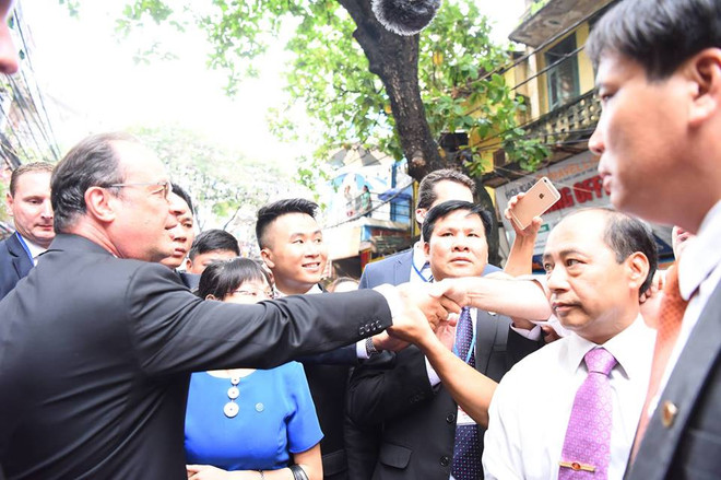 Tổng thống Pháp Hollande ghé thăm quán Càphê Cộng trên phố Mã Mây ảnh 4