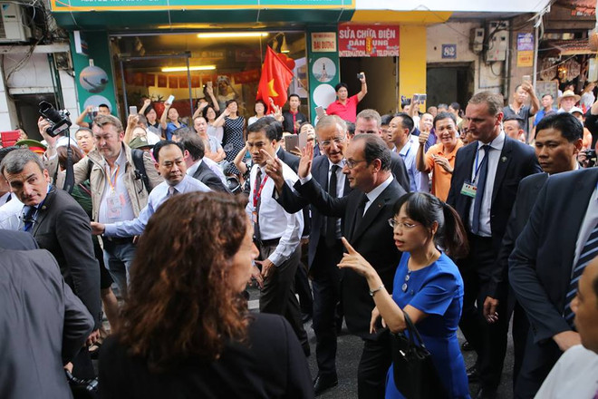 Tổng thống Pháp Hollande ghé thăm quán Càphê Cộng trên phố Mã Mây ảnh 14