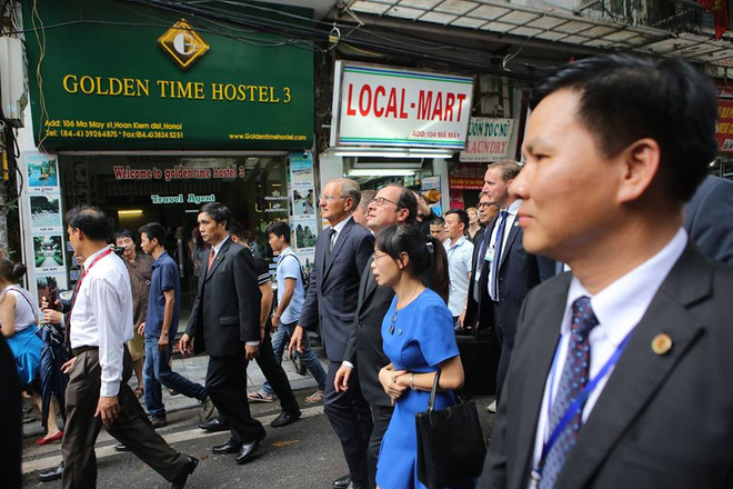 Tổng thống Pháp Hollande ghé thăm quán Càphê Cộng trên phố Mã Mây ảnh 11