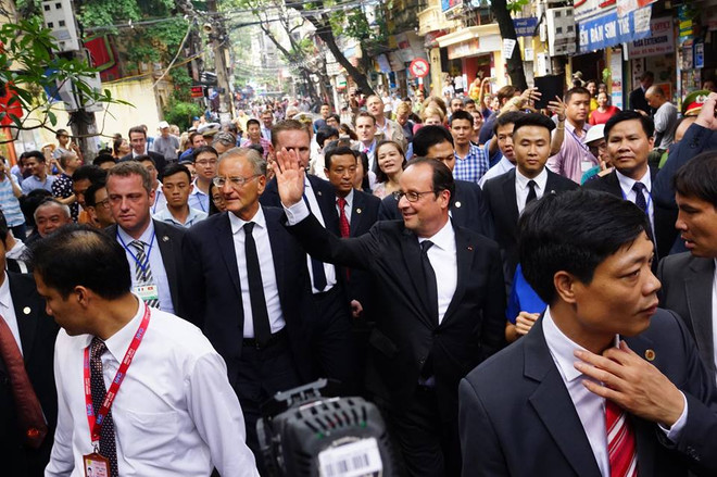 Tổng thống Pháp Hollande ghé thăm quán Càphê Cộng trên phố Mã Mây ảnh 16