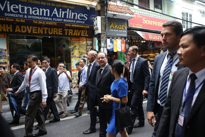 Tổng thống Pháp Hollande ghé thăm quán Càphê Cộng trên phố Mã Mây ảnh 12