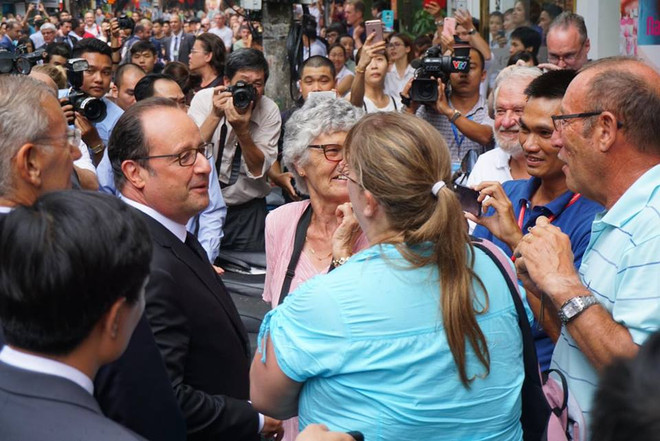 Tổng thống Pháp Hollande ghé thăm quán Càphê Cộng trên phố Mã Mây ảnh 25