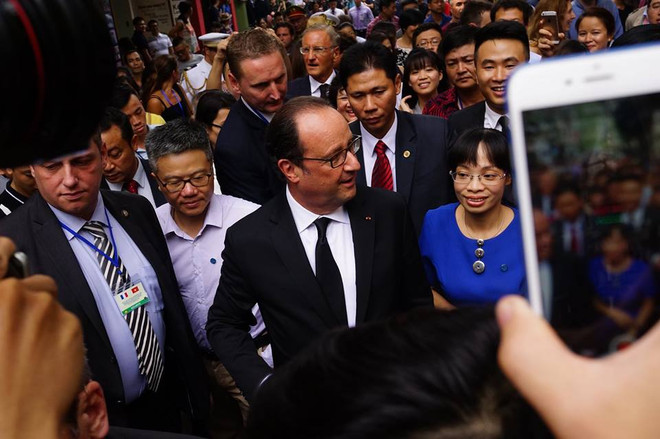 Tổng thống Pháp Hollande ghé thăm quán Càphê Cộng trên phố Mã Mây ảnh 19
