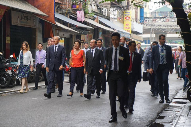 Tổng thống Pháp Hollande ghé thăm quán Càphê Cộng trên phố Mã Mây ảnh 22