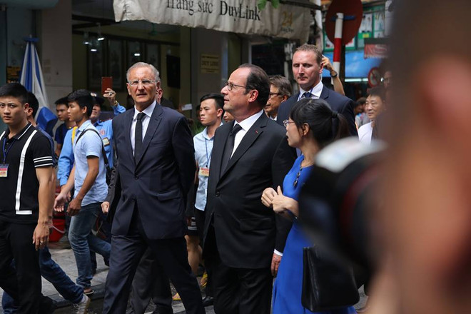 Tổng thống Pháp Hollande ghé thăm quán Càphê Cộng trên phố Mã Mây ảnh 10