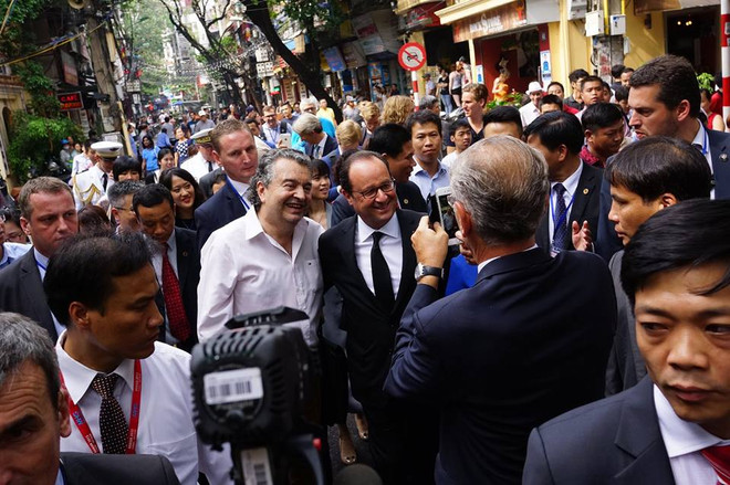 Tổng thống Pháp Hollande ghé thăm quán Càphê Cộng trên phố Mã Mây ảnh 17