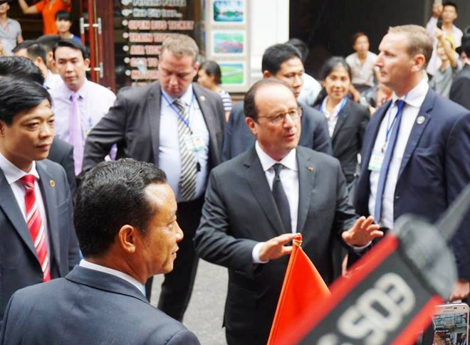 Tổng thống Pháp Hollande ghé thăm quán Càphê Cộng trên phố Mã Mây ảnh 26