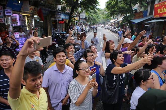 Tổng thống Pháp Hollande ghé thăm quán Càphê Cộng trên phố Mã Mây ảnh 8