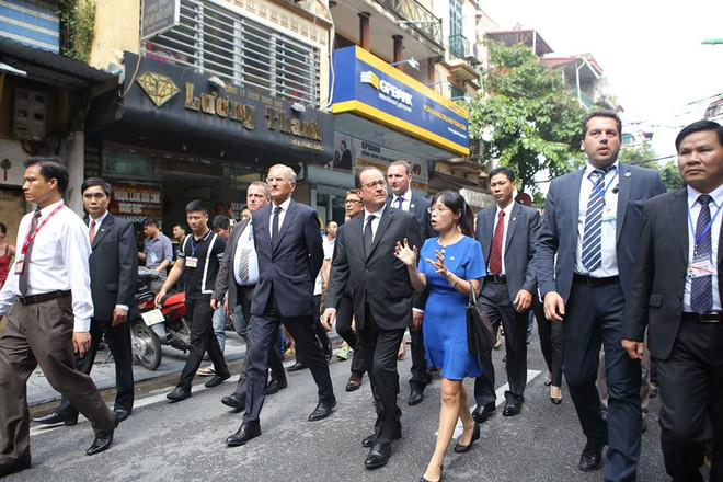 Tổng thống Pháp Hollande ghé thăm quán Càphê Cộng trên phố Mã Mây ảnh 9