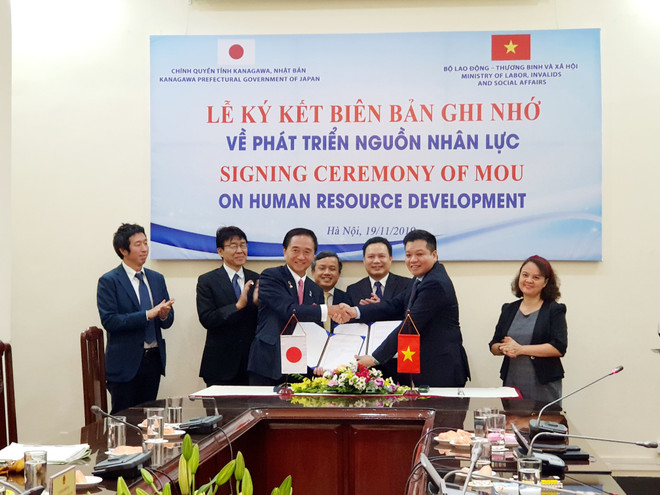 Lãnh đạo Bộ Lao động-Thương binh và Xã hội và tỉnh Kanagawa (Nhật Bản) ký bản ghi nhớ về phát triển nguồn nhân lực. (Ảnh: PV/Vietnam+) Thêm nhiều cơ hội việc làm tốt cho lao động sang làm việc tại Nhật Bản ảnh 1