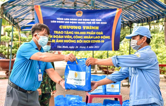 Trao tặng quà cho công nhân lao động gặp khó khăn do COVID-19. (Ảnh: Thanh Vũ/TTXVN) Chi 40 tỷ đồng hỗ trợ khẩn cấp lần 2 cho công nhân khó khăn tại TP.HCM ảnh 1