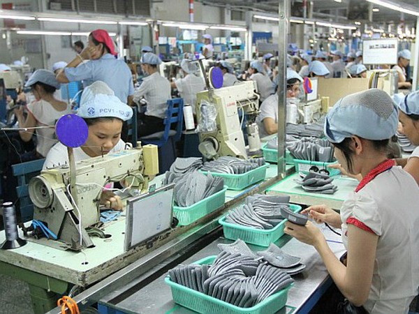 Những nghiên cứu về năng suất lao động sẽ làm cơ sở tăng lương hàng năm. (Ảnh minh họa: TTXVN) Việt Nam nghiên cứu xây dựng Ủy ban năng suất lao động ảnh 1
