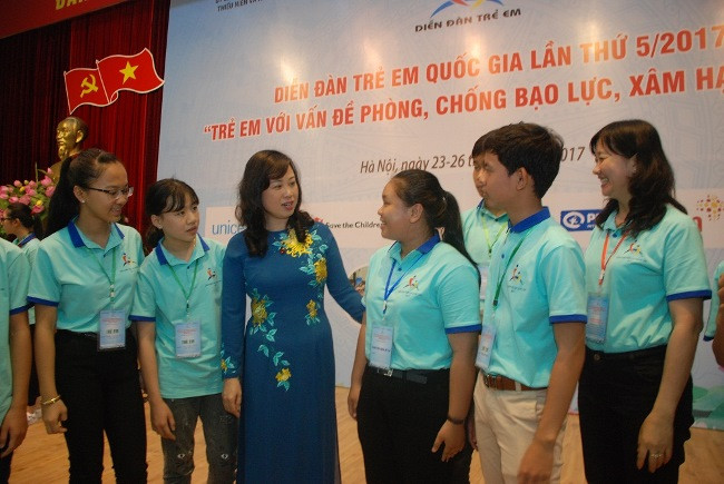 Trẻ em tại Diễn đàn trẻ em quốc gia năm 2017. (Ảnh: PV/Vietnam+) Trẻ em đối thoại trực tiếp với các Bộ ngành về vấn đề xâm hại, bạo lực ảnh 1