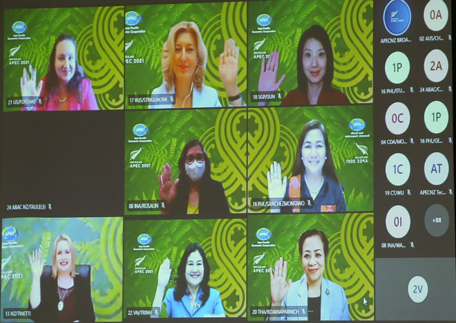 Các thành viên APEC bỏ phiếu thông qua tuyên bố chung. (Ảnh: PV/Vietnam+) Việt Nam mong muốn APEC hỗ trợ đảm bảo phụ nữ được tiếp cận vaccine ảnh 2