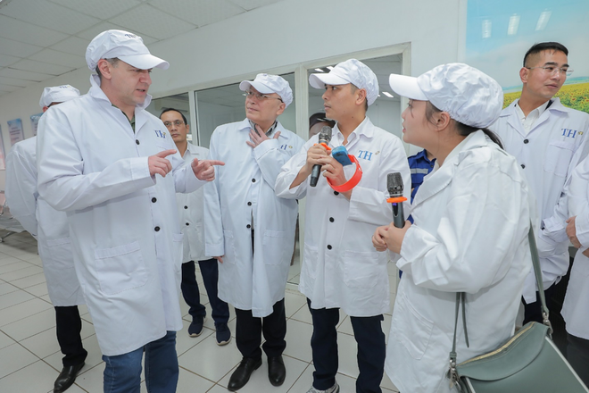 Bộ trưởng Nông nghiệp Kaluga quan tâm tìm hiểu về cách thức quản trị bò sữa của TH thông qua chip Perometer đeo ở chân bò. (Ảnh: PV/Vietnam+) Picture3.png