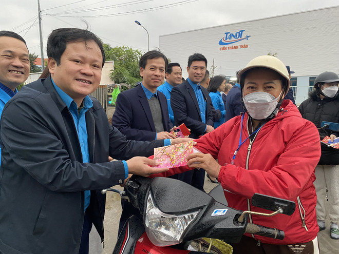 Thăm hỏi công nhân lao động trong ngày làm việc đầu tiên của năm mới. (Ảnh: Khiếu Tư/TTXVN) Hơn 90% lao động đã trở lại sau Tết Nguyên đán, tỷ lệ 'nhảy việc' thấp ảnh 1