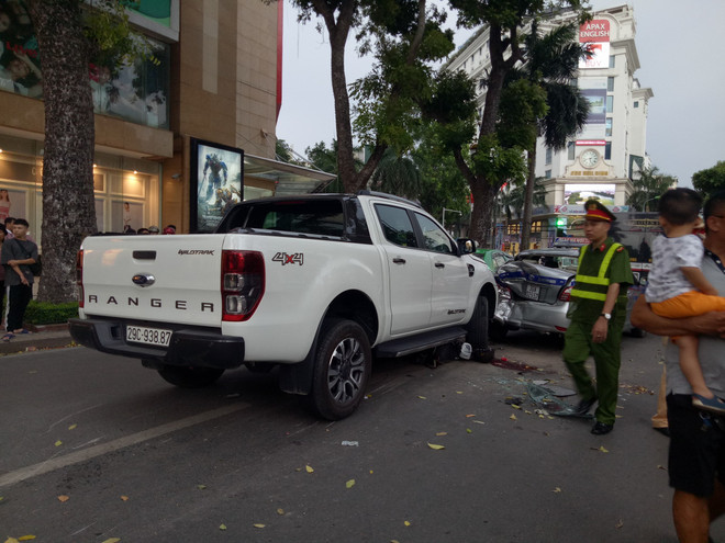 Hiện trường tai nạn. (Ảnh: Việt Phương/Vietnam+) Hà Nội: Ôtô mất lái trên đường Bà Triệu đâm 3 người trọng thương ảnh 4