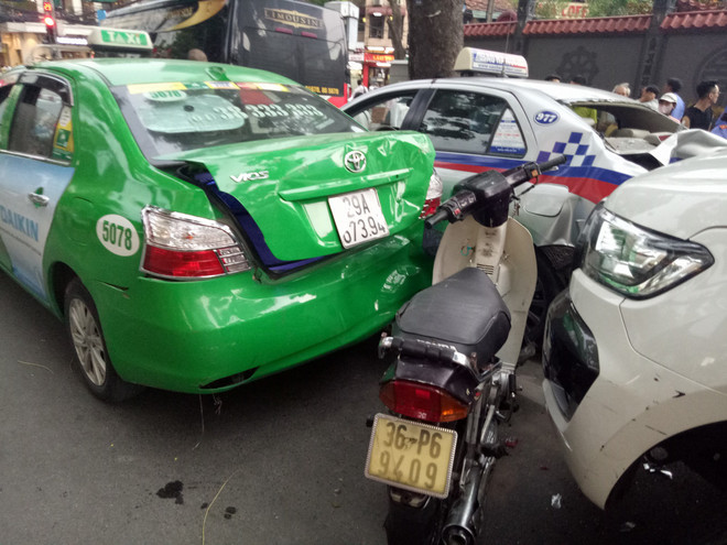 Hiện trường tai nạn. (Ảnh: Việt Phương/Vietnam+) Hà Nội: Ôtô mất lái trên đường Bà Triệu đâm 3 người trọng thương ảnh 3