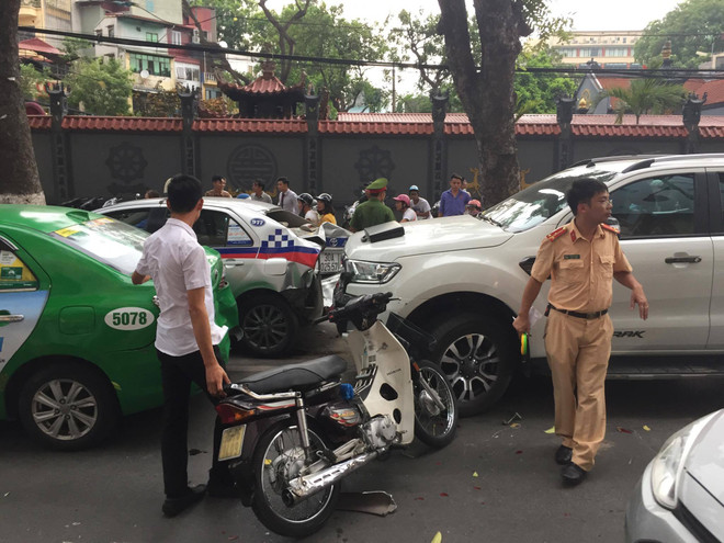 Vụ tai nạn đã khiến đường Bà Triệu ùn tắc. (Ảnh: PV/Vietnam+) Hà Nội: Ôtô mất lái trên đường Bà Triệu đâm 3 người trọng thương ảnh 2